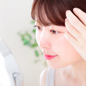 二重幅を狭くしたい！二重修正手術の方法と失敗を防ぐポイント