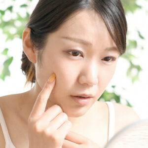 左右の目の大きさが違うのはなぜ？原因や治す方法があるのか解説